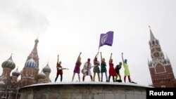 Pussy Riot гуруҳининг Кремл деворлари олдидадги чиқишларидан бири.