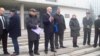 Депутати і керівництво заводу спілкуються з пікетувальниками напередодні сесії Рівненської облради