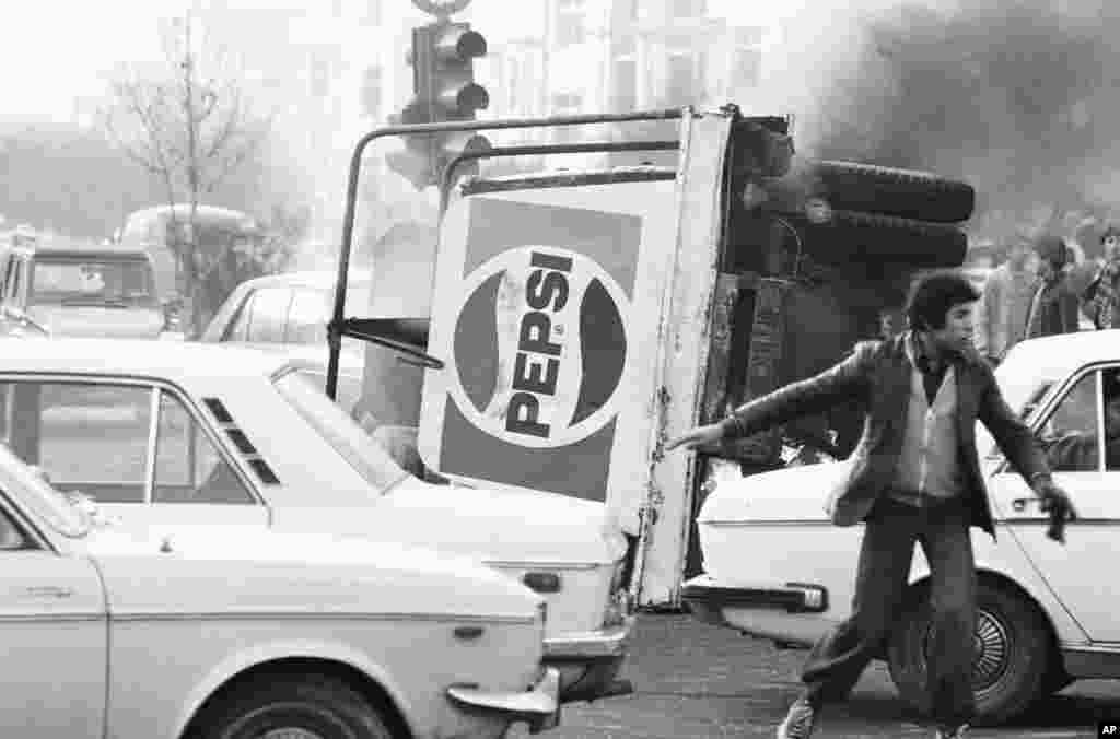Prevrnuti kamion s logom Pepsi Cole gori u centru Teherana tokom nemira koji su paralizovali grad 27. decembra 1978. 