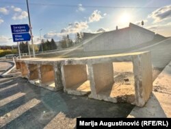 Betonski blokovi na ulazu u brzu cestu u blizini Novog Travnika, 7. april 2025.