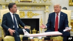 Predsjednik Donald Trump tokom sastanka s generalnim sekretarom NATO-a Markom Rutteom u Ovalnom uredu Bijele kuće, u ponedjeljak, 14. jula 2025. godine, u Vašingtonu.