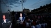 Pristalice Petera Mađara, biznismena ranije bliskog stranci Fides, gledaju državnu TV debatu učesnika evropskih izbora, u Budimpešti, Mađarska, 30. maja 2024.