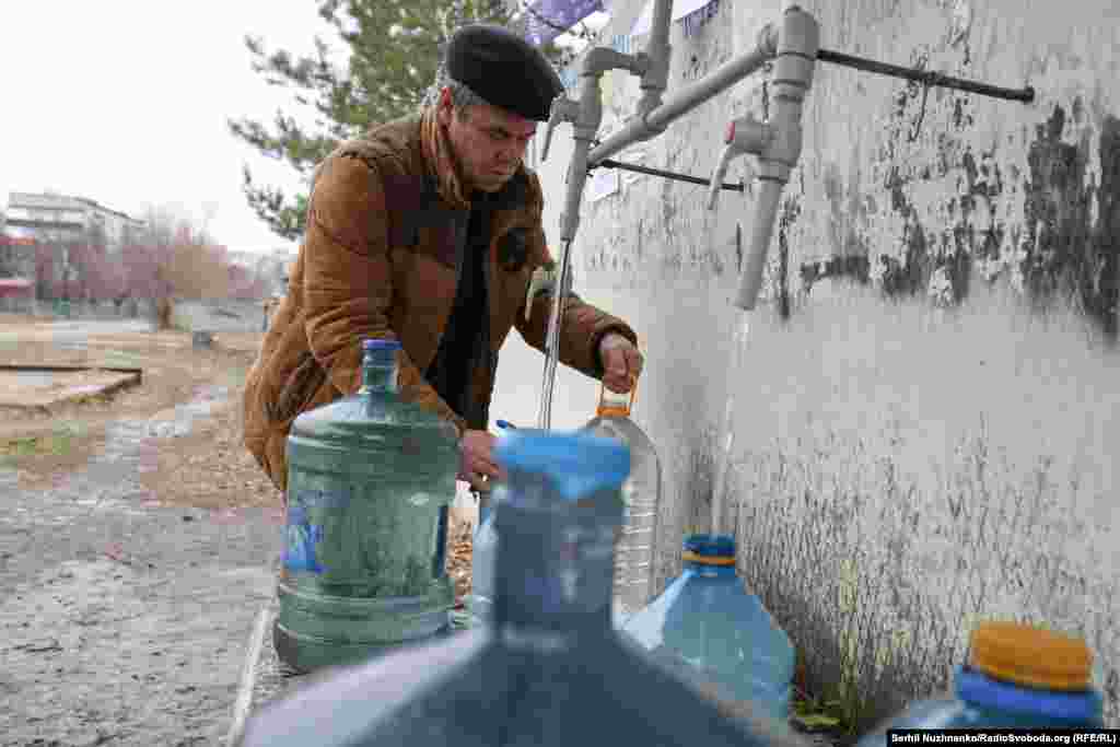 Stanovnik Pokrovska sipa vodu na jednom od nekoliko mesta za snabdevanje u gradu. Jedan od najvećih izazova za stanovnike Pokrovska je nabavka vode. Meštani kažu da su ruske snage uništile pumpne stanice van grada u avgustu 2022. godine i od tada se većina vode nabavljala iz tankera koje su organizovale lokalne vlasti i humanitarne organizacije.&nbsp;