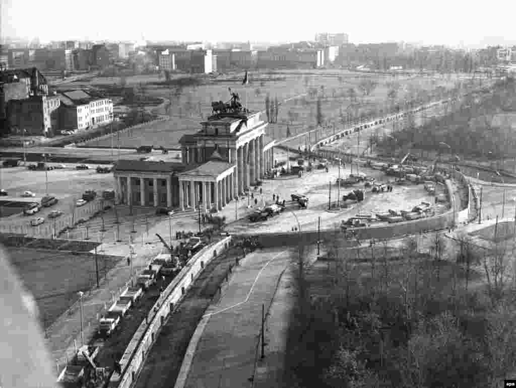 Podizanje Zida kod Brandenburške kapije. Fotografija načinjena 20. novembra 1961. 