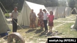 Барактыктар былтыркы июнь коогасы учурунда Кара-Суунун Ак-Таш айылына тигилген чатырларда байырлап турду.
