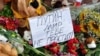 Квіти та дитячі іграшки біля посольства Нідерландів в Україні в пам’ять загиблих людей, які летіли в «Боїнгу» рейсу MH17. Київ, 21 липня 2014 року