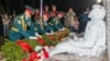 Пам’ятник у Ногінську, що на схід від Москви, назвали «Не здаюсь». На меморіалі зобразили російського військового в Україні, який втратив у бою праву ногу. Поранений тримає в руках гранату з витягнутою чекою