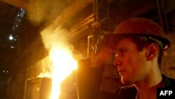 Працівник Маріупольського меткомбінату у цеху