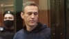 Ruski opozicioni lider Aleksej Navalny stoji u kavezu za optužene tokom sudskog ročišta u Moskvi, 2. februara 2021.