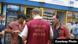 Россияда муҳожирларга қарши қаратилган қонунлардан рус фуқаролигини олган ўзбеклар ҳам жабр тортмоқда.