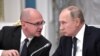 Заместитель главы президентской администрации Сергей Кириенко совещается с президентом РФ Владимиром Путиным