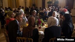Президент США Барак Обама общается с мусульманами во время ифтара в Белом доме. Вашингтон, 23 июня 2015 года.
