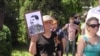 Участница «Бессмертного полка» держит в руках портрет Сталина. Ташкент, 9 мая 2016 года.