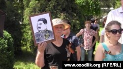 Участница «Бессмертного полка» держит в руках портрет Сталина. Ташкент, 9 мая 2016 года.