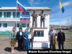 Пам’ятник у сибірському селі Кара-Хаак братам Кара-Салам – Белеку та Авиралу, які загинули в Україні