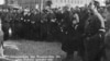 Проголошений гетьманом генерал Павло Скоропадський (в центрі у чорній черкесці) серед своїх прихильників на урочистому молебні на Софійській площі. 29 квітня 1918 року