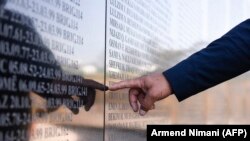 Memorijal sa imenima žrtava u sukobu iz 1990-ih u kosovskom selu Marina. 