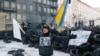 Участники акции протеста возле баррикады в центре Киева