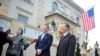 Specijalni izaslanik predsednika SAD za dijalog Beograda i Prištine Ričard Grenel i američki ambasador u Srbiji Entoni Godfri u dvorištu američke rezidencije u Beogradu razgovaraju sa novinarima, 23. 01. 2020.