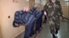 Адабраў зброю ў ахоўніка і ўцёк з залі суду 9 гадоў таму. Страціў нагу. Цяпер яго судзяць