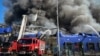 Zjarrfikësit pas një sulmi ajror rus në Kiev, më 16 shtator.