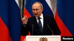Činjenica da Rusija gubi na bojnom polju u Ukrajini također znači da ruski predsjednik Vladimir Putin "postaje sve opasniji", kaže Džon Li Anderson.