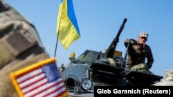 Vojni instruktor američke vojske pored ukrajinskih vojnika tokom multinacionalnih vježbi Rapid Trident 2019 u Međunarodnom centru za mir i sigurnost u blizini Lavova, 24. septembra 2019.