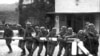 Тарыхый сүрөт: немец аскерлери 1939-жылдын 1-сентябрында Польшанын түндүгүндөгү Сопот шаарындагы чек ара тосмосун талкалап жаткан учур 