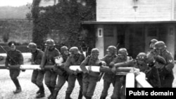 1 сентября 1939 года. Немецкие солдаты сносят пограничный шлагбаум в Сопоте.