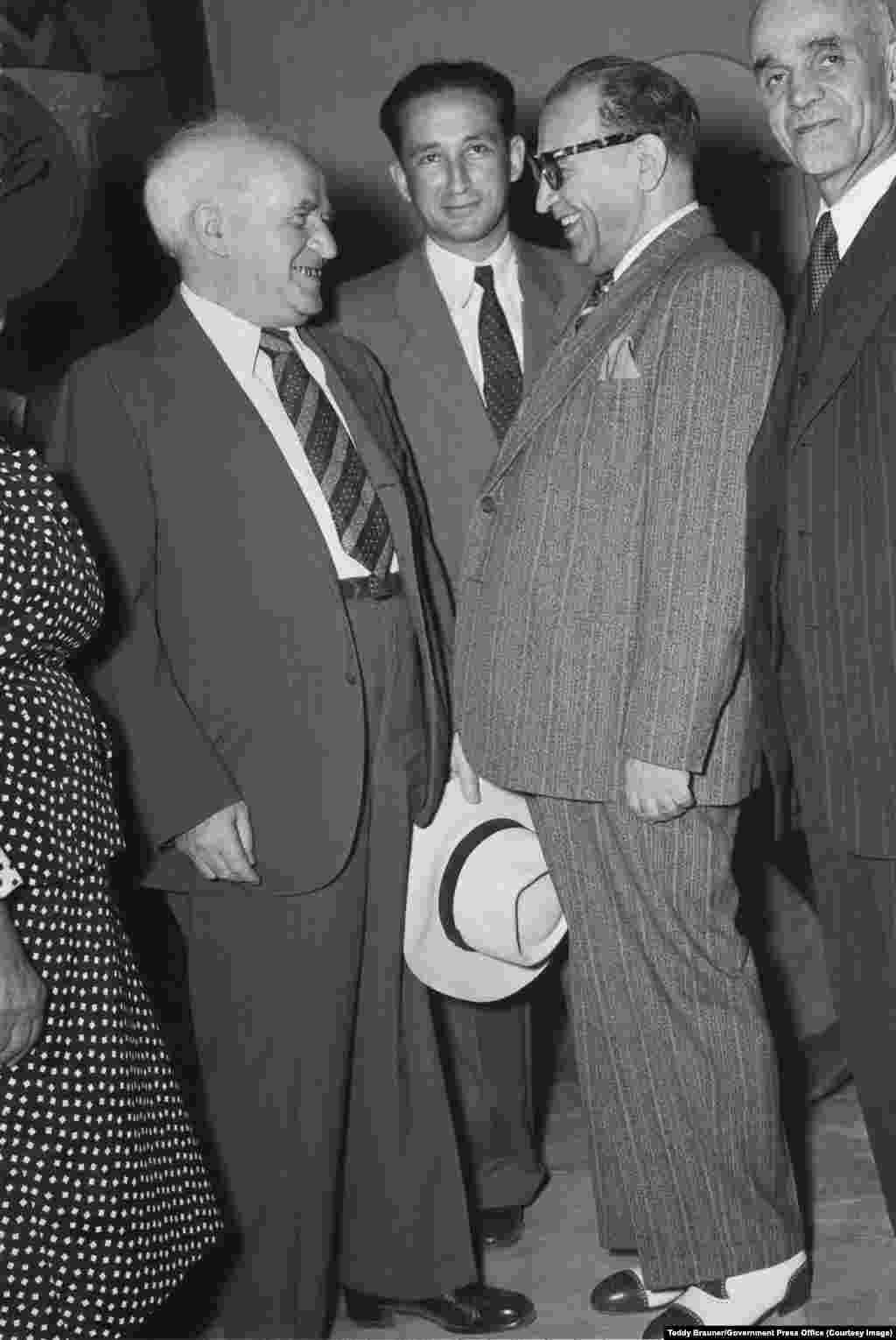 David Ben Gurion (lijevo), prvi premijer Izraela, sastaje se s iranskim diplomatom Rezom Saffinijom (u prugastom odijelu) na zabavi koju je 1950. godine organizovala iranska delegacija u Jerusalemu.Odnosi između dvije zemlje postali su toliko bliski da su na kraju uvedeni dnevni letovi između Teherana i Tel Aviva. U tajnosti, Iran i Izrael čak su zajedno radili na razvoju raketnog sistema.