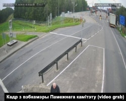 Мікола Статкевіч на беларуска-літоўскай мяжы. Кадар з камэры назіраньня на мяжы. 11 верасьня 2025 году