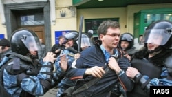 Участники «круглого стола» попытались убедить себя, что диалог с милицией может быть цивилизованным
