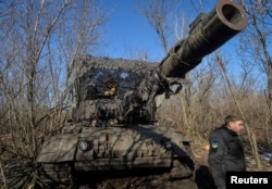 Ukrajinski vojnici 9. februara upravljaju tenkom njemačke proizvodnje Leopard 1A5 u regiji Donjeck, na istoku Ukrajine.
