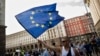 Снимката е илюстративна. Мъж развява знамето на ЕС на протест през 2020 г.