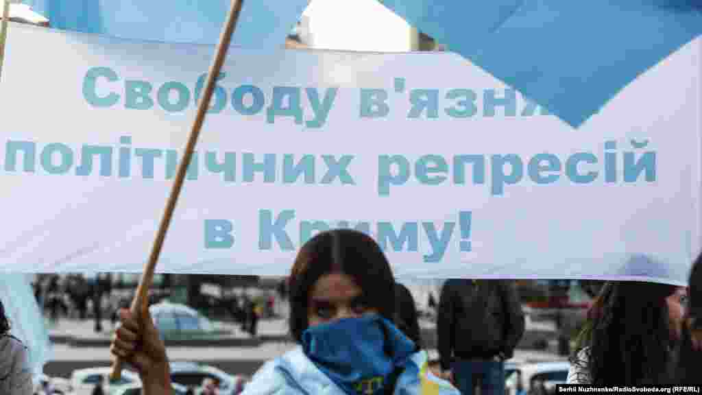 Частина мітингувальників прийшли з плакатами із портретом Ахтема Чийгоза й написами, що закликають до його звільнення