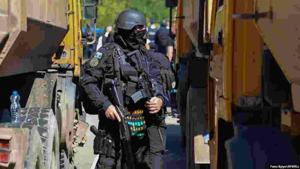 Pripadnik Policije Kosova patrolira između kamiona na Jarinju. (26. septembar)
