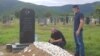 Малхаз Мачаликашвили (справа) и Заза Саралидзе на могиле 19-летнего Темирлана