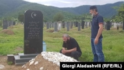 Малхаз Мачаликашвили (справа) и Заза Саралидзе на могиле 19-летнего Темирлана