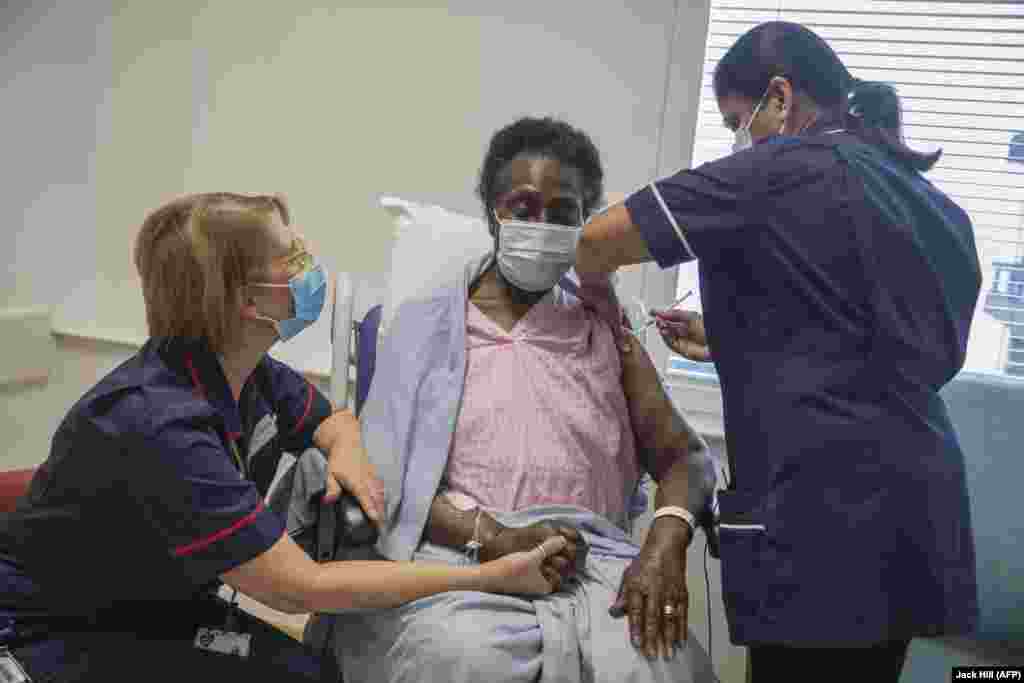 Viša medicinska sestra Dilhani Somaweera (desno) daje vakcinu devedesetogodišnjoj Josephine Faleye, Royal Free bolnica u Londonu 8. decembra 2020. godine.