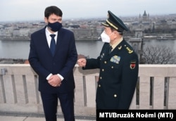 Predsednik Mađarske Janoš Ader i kineski ministar odbrane Vei Fenghe u palati Šandor u Budimpešti, 24. mart