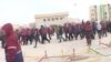 Протестующие - на центральной площади города Жанаозен, Казахстан.