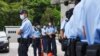 Policija ispred Višeg suda u Hong Kongu, gdje su se okupile i pristalice osuđenog Tong Jing Kita, 30. jul 2021. 