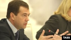 Орусия президенти бул аптада оппозициячыл гезитке интервью берүү менен катар адам укугун коргоочу активисттер менен жолукту.