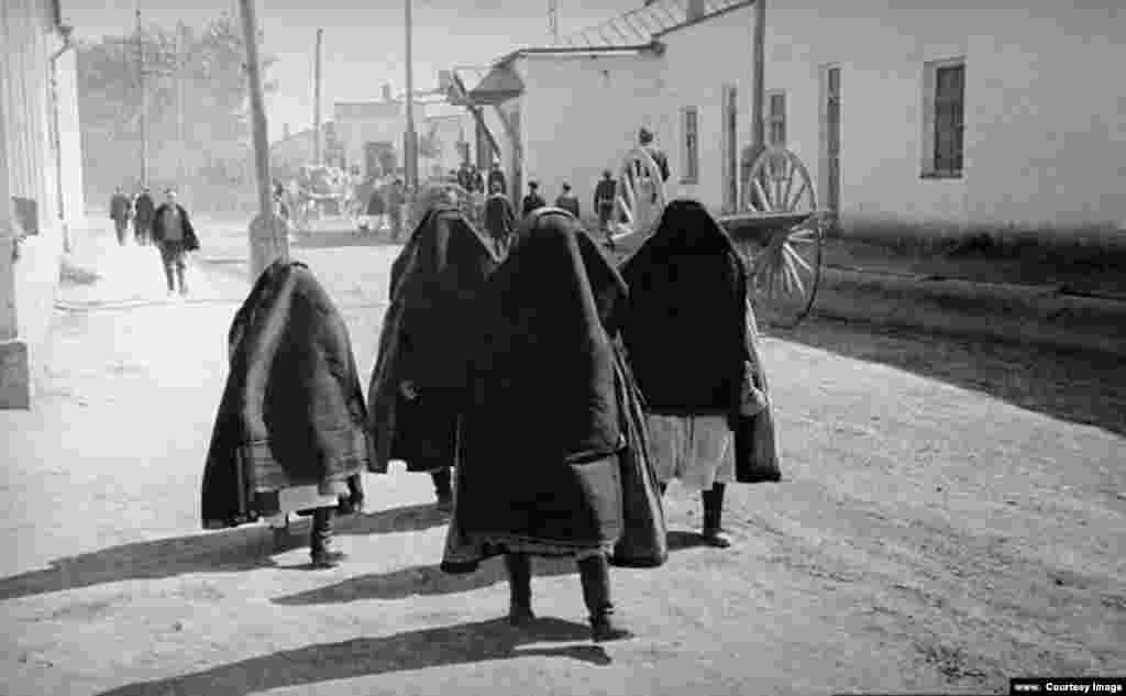 Žene u parandži u prvim godinama Uzbečke Sovjetske Socijalističke Republike.Kasnije je parandža, kako su zabilježile Pensonove fotografije, nestala s ulica.