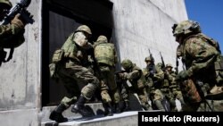Pripadnici japanskih kopnenih snaga samoodbrane sudjeluju u vježbi urbanog ratovanja tokom zajedničke vojne vježbe sa SAD-om, septembar 2017. 