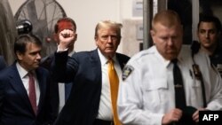 Donald Tramp podiže pesnicu prilikom dolaska u prostorije suda na Menhetnu 29. maja 2024. Dva dana kasnije proglašen je krivim.