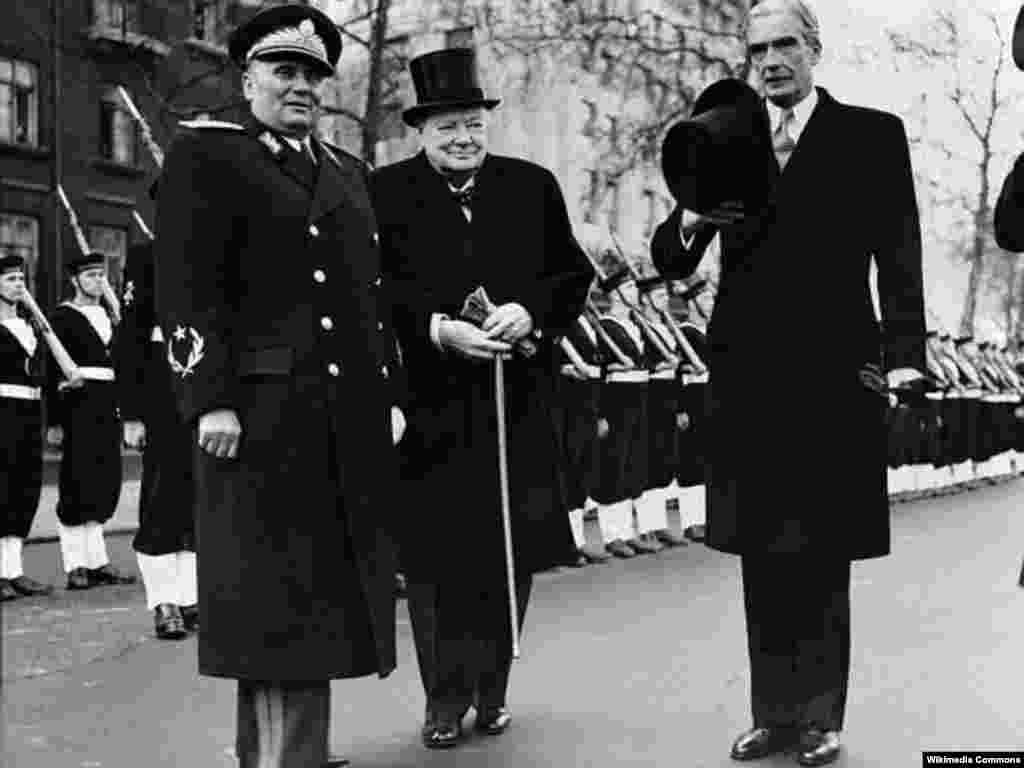 Тито ҳамроҳ бо Черчил дар Лондон дар соли 1953.