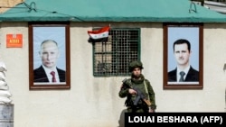 Российский военный на КПП в пригороде Дамаска