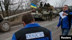 Члени моніторингової місії ОБСЄ біля українських військовослужбовців. Село Парасковіївка, поблизу Артемівська, 26 лютого 2015 року. Ілюстраційне фото