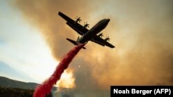 Самолет тушит пожар в Калифорнии